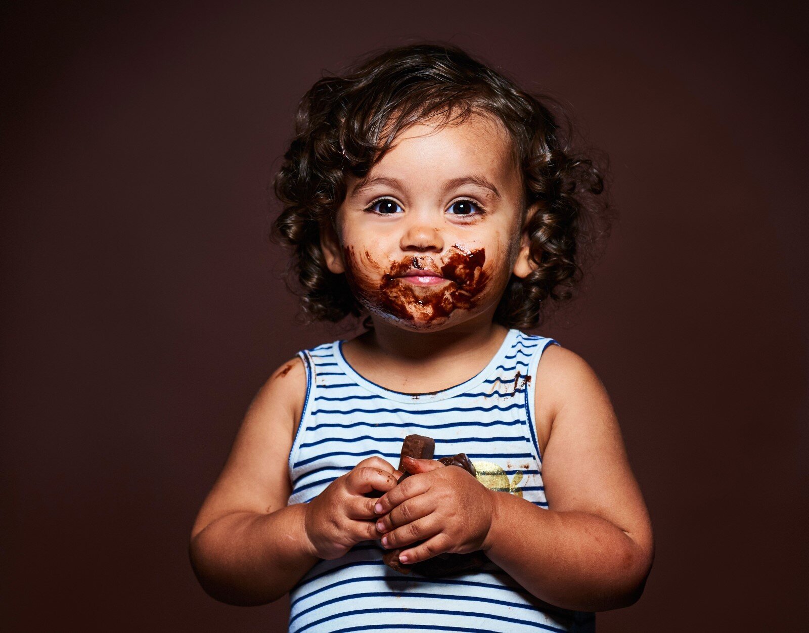 un enfant barbouillé de chocolat